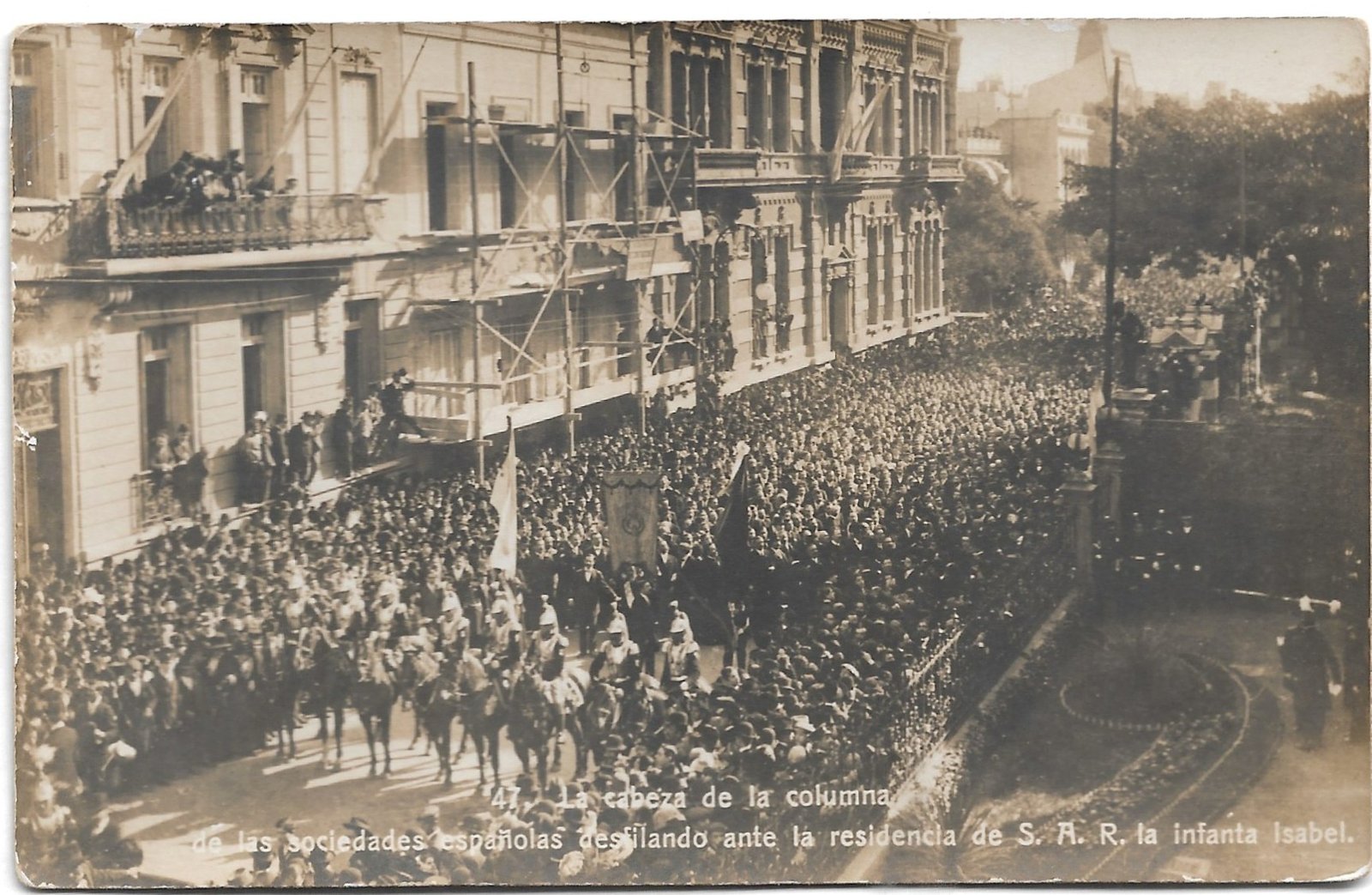 POSTAL 47. LA CABEZA DE LA COLUMNA DE LAS SOCIEDADES ESPAÑOLAS DESFILANDO ANTE LAS RESIDENCIA DE S.A.R LA INFANTA ISABEL