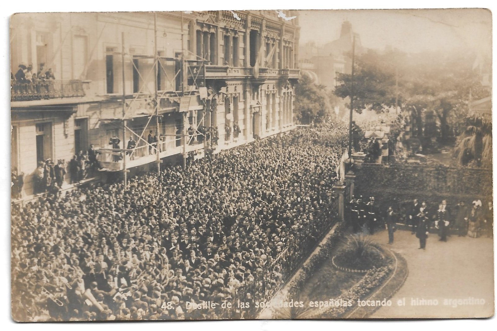 POSTAL 48 DESFILE DE LAS SOCIEDADES ESPAÑOLAS TOCANDO EL HIMNO ARGENTINO
