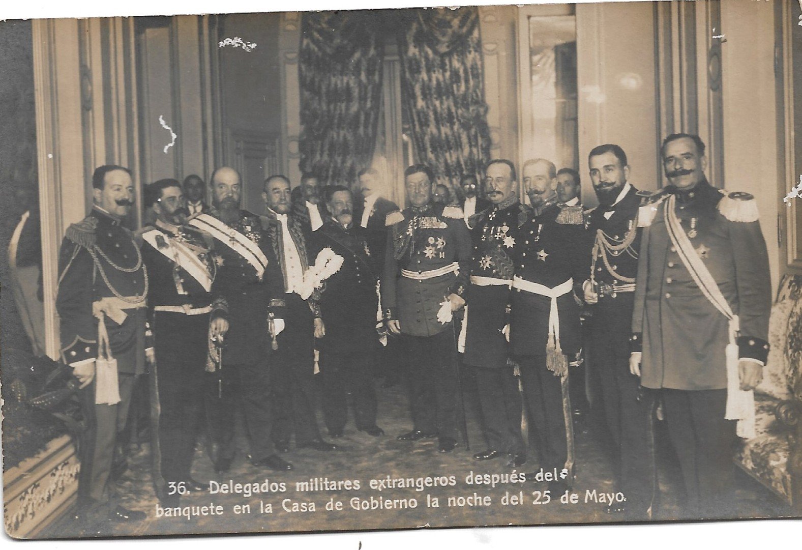 POSTAL 36. DELEGADOS MILITARES EXTRANGEROS DESPUÉS DEL BANQUETE EN LA CASE DE GOBIERNO LA NOCHE DEL 25 DE MAYO