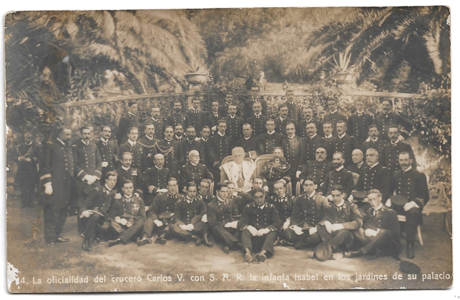 POSTAL 44. LA OFICIALIDAD DEL CRUCERO CARLOS V. CON S. A. R. LA INFANTA ISABEL EN LOS JARDINES DE SU PALACIO