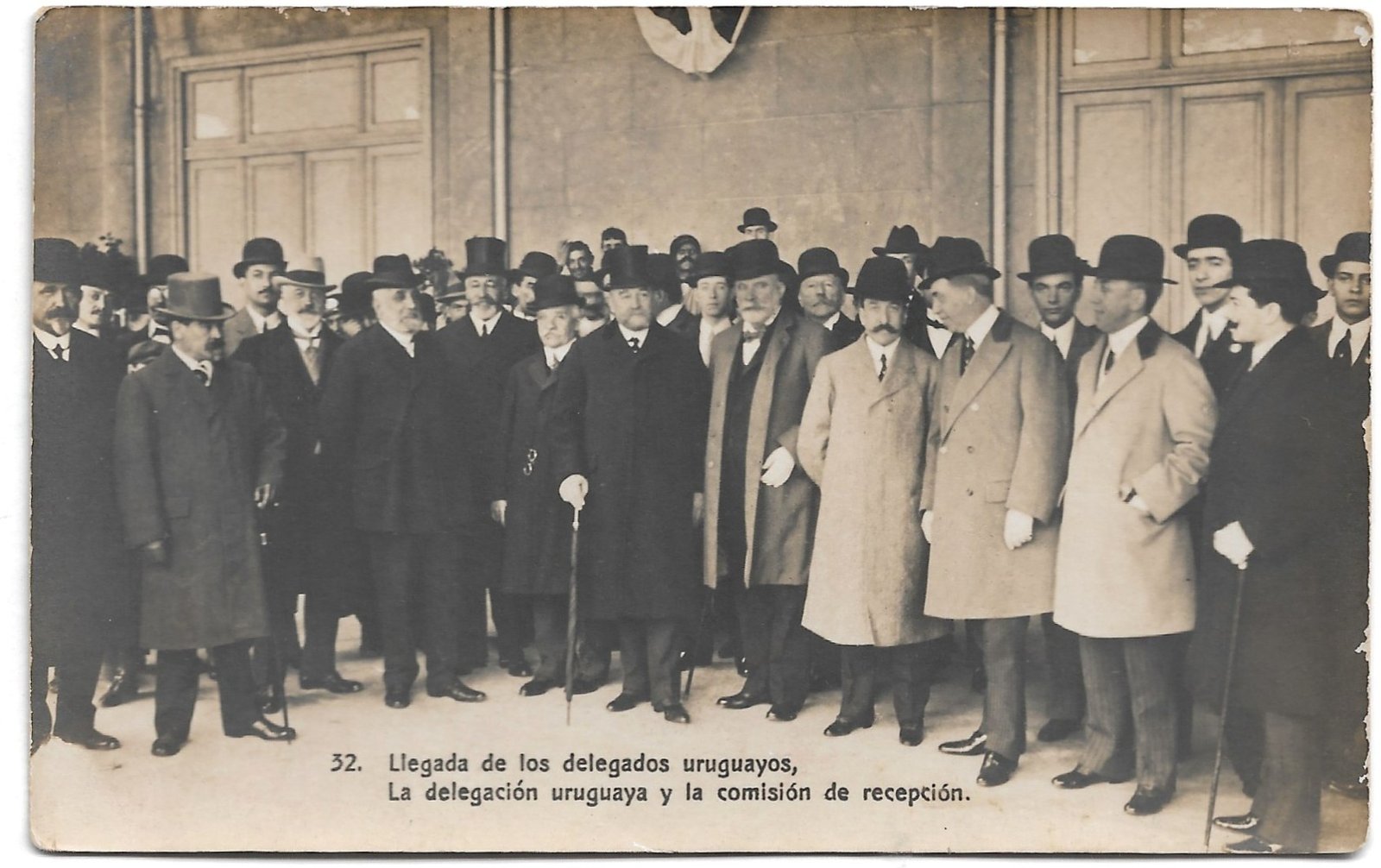POSTAL 32. LLEGADA DE LOS DELEGADOS URUGUAYOS, LA DELEGACIÓN URUGUAYA Y LA COMISIÓN DE RECEPCIÓN