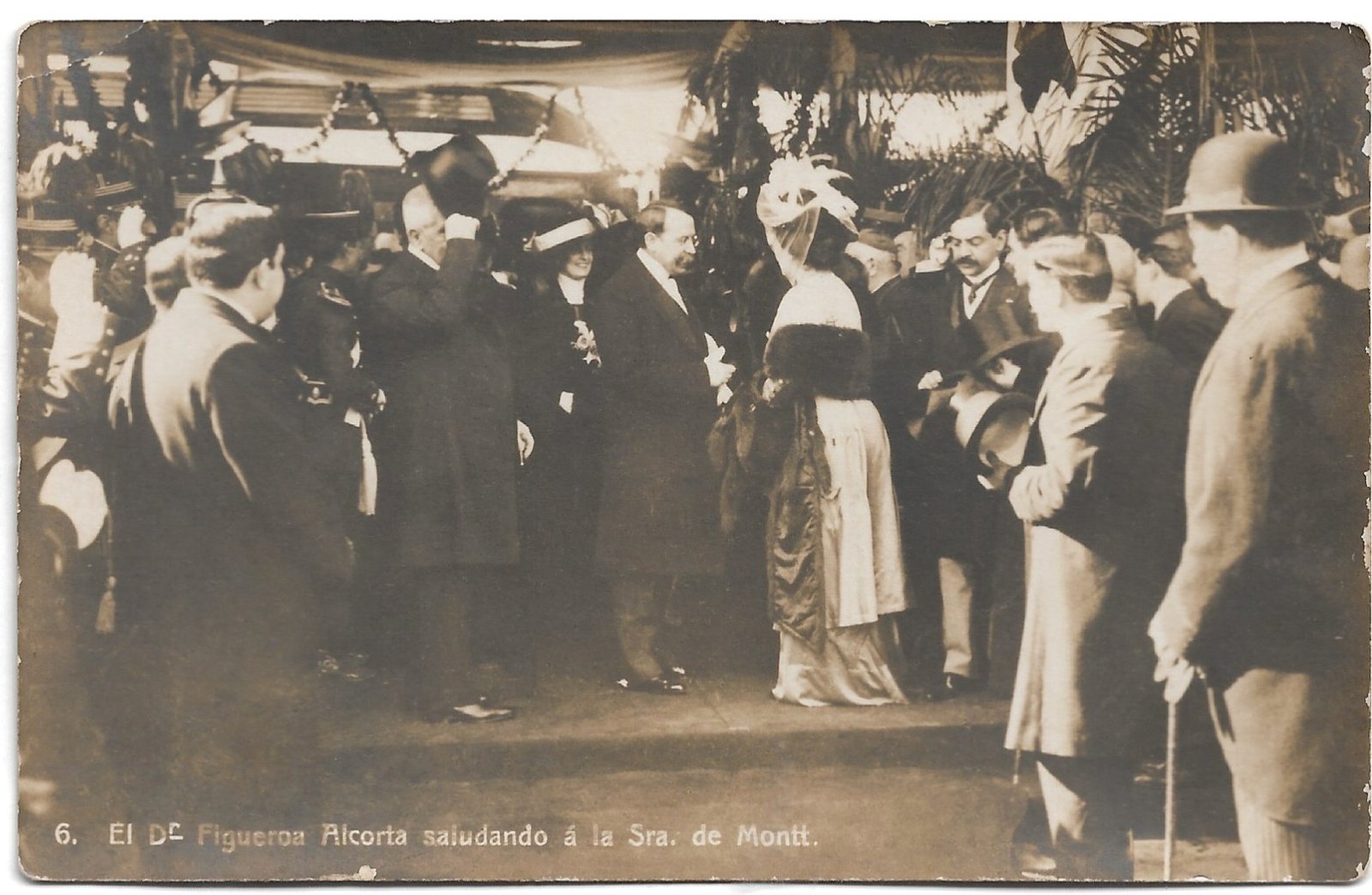 POSTAL 6. EL DR FIGUEROA ALCORTA SALUDANDO Á LA SRA. DE MONTT