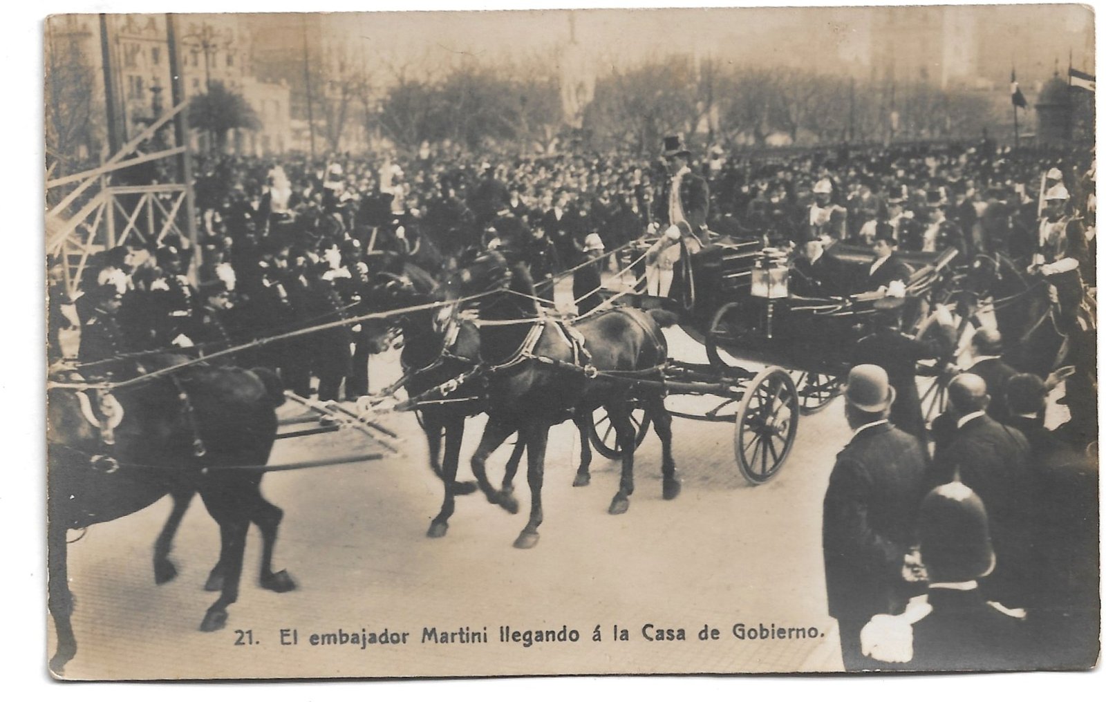 POSTAL 21. EL EMBAJADOR MARTINI LLEGANDO A LA CASA DE GOBIERNO