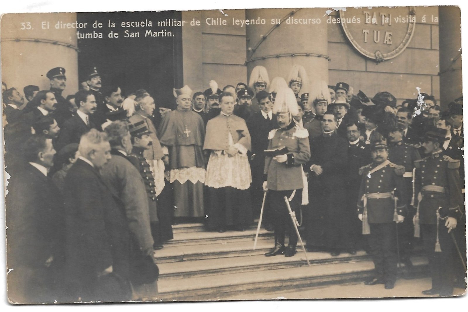 POSTAL 33. EL DIRECTOR DE LA ESCUELA MILITAR DE CHILE LEYENDO SU DISCURSO DESPUÉS DE LA VISITA A LA TUMBA DE SAN MARTIN