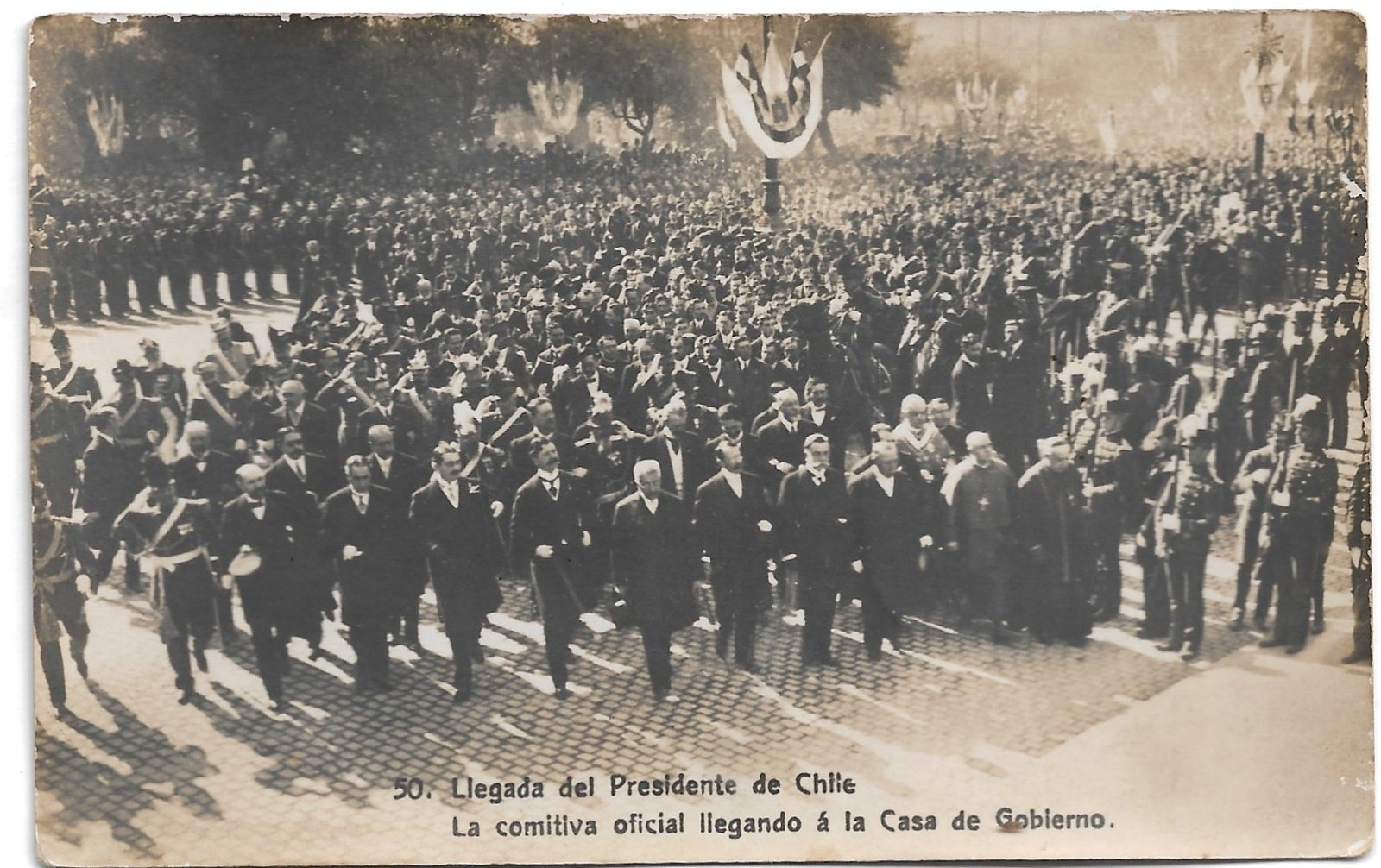 POSTAL 30. LLEGADA DEL PRESIDENTE DE CHILE. LA COMITIVA OFICIAL LLEGANDO A LA CASA DE GOBIERNO