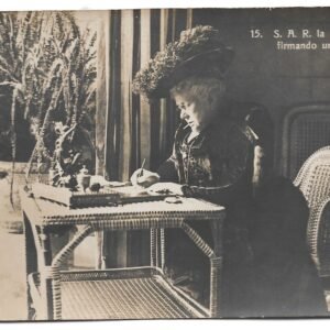 POSTAL 15. S.A.R LA INFANTA ISABEL FIRMANDO UN AUTÓGRAFO