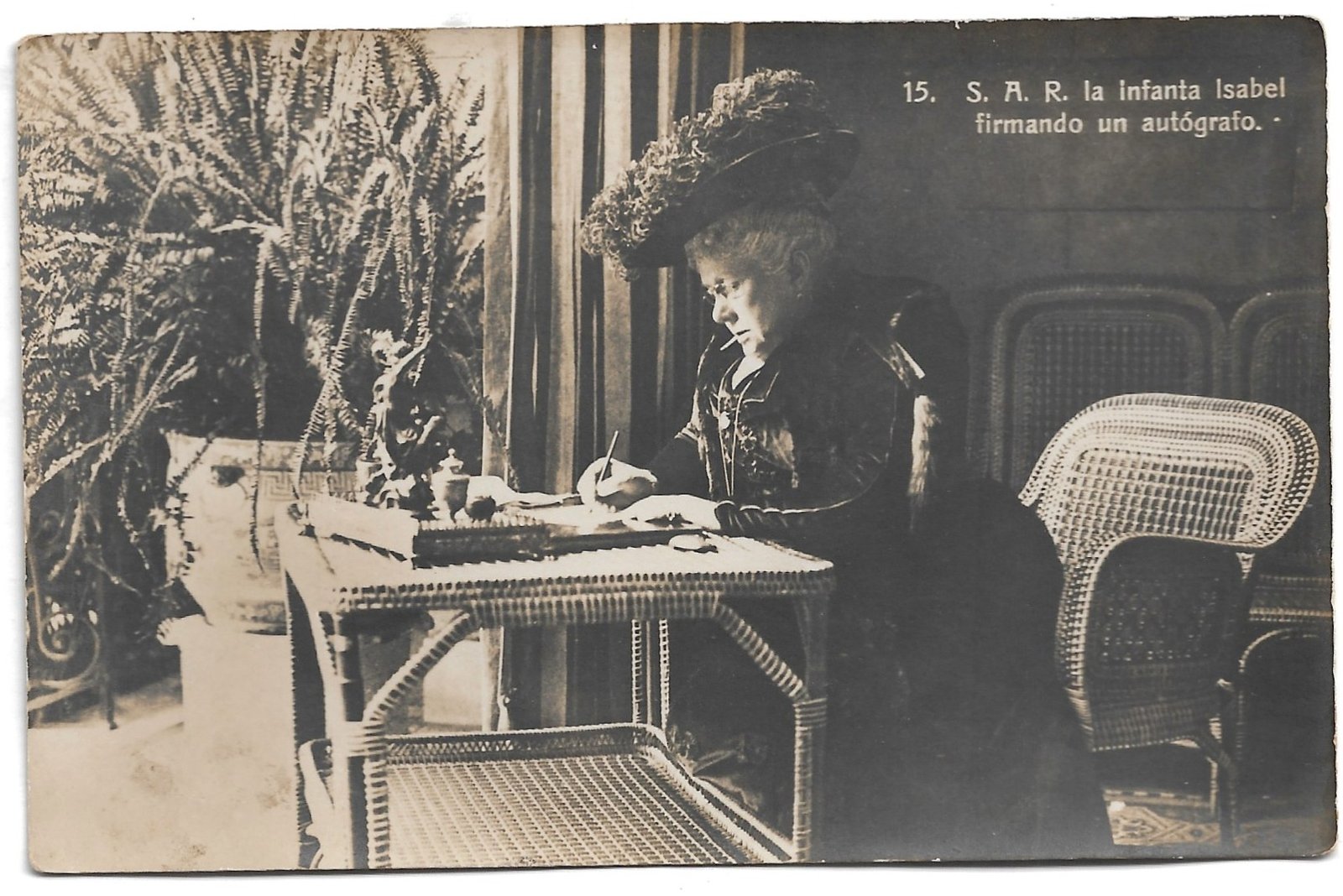 POSTAL 15. S.A.R LA INFANTA ISABEL FIRMANDO UN AUTÓGRAFO