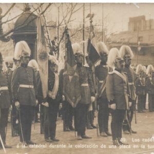 POSTAL 49. LOS CADETES CHILENES FRENTE Á LA CATEDRAL DE COLOCACIÓN DE UNA PLACA EN LA TUMBA DE SAN MARTIN