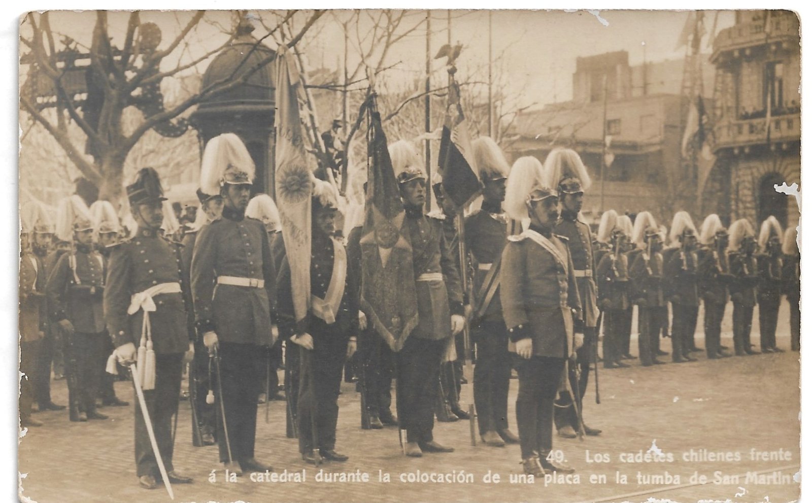 POSTAL 49. LOS CADETES CHILENES FRENTE Á LA CATEDRAL DE COLOCACIÓN DE UNA PLACA EN LA TUMBA DE SAN MARTIN