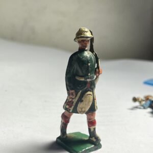 FIGURA DE SOLDADO ESCOCÉS CON KILT Y CASCO TROPICAL DE PLOMO ANTIGUO